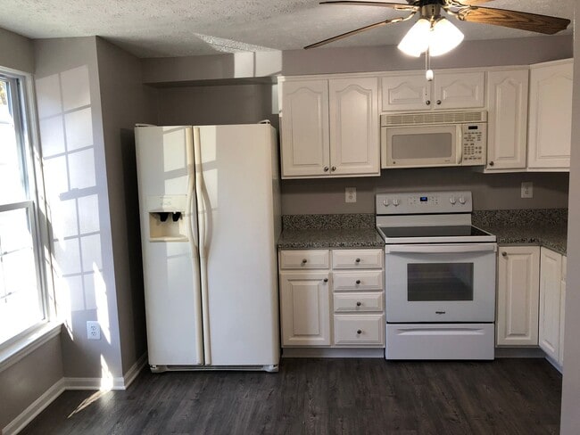 Building Photo - Townhouse-Village of Thomas Run-4 Bathrooms!!