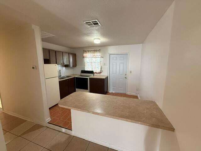 Foto del edificio - 327 Silver Beach Rd