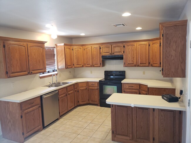 kitchen - 2005 Regency Blvd