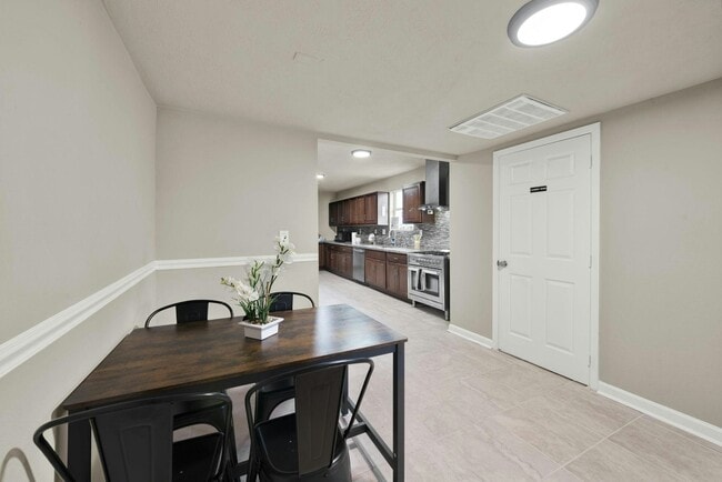 Building Photo - 1917 Sadler St