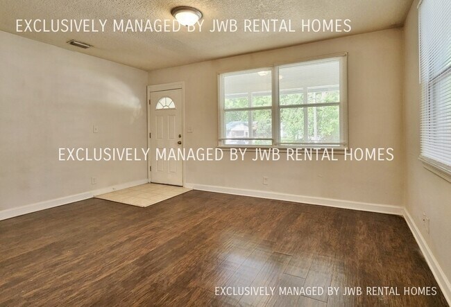 Building Photo - 1033 Westbrook Cir W