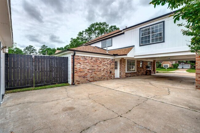 Foto del edificio - 12806 Shady Knoll Ln