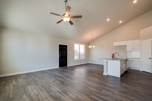 Foto del edificio - GORGEOUS 3 BEDROOM FOUR PLEX LOCATED IN MI...