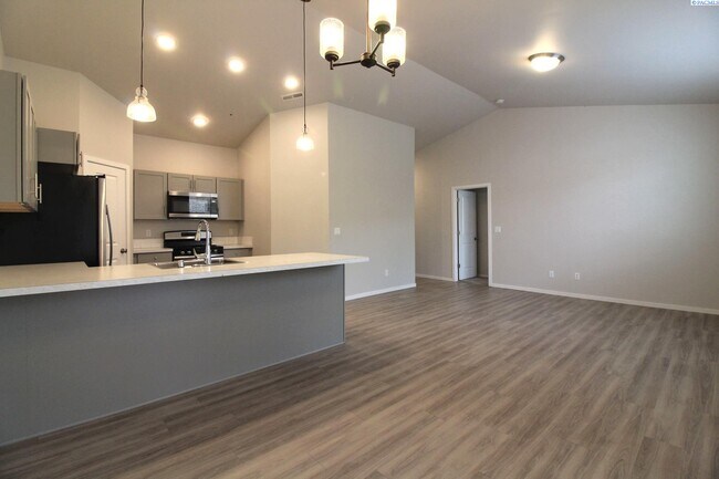 Building Photo - 3 Bed/2 Bath Townhouse in West Pasco!