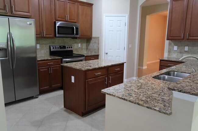 Building Photo - 481 SW Sun Cir