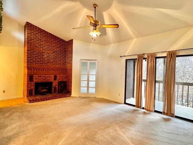 Building Photo - 2 Bedroom/2 Bath Condo near shopping with den, community Pool and more!