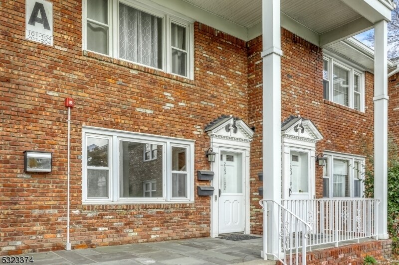 Foto principal - 579 Lakeside Ave