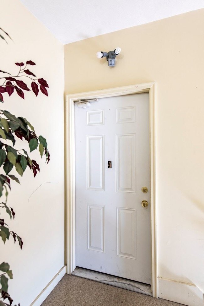 Building Photo - 2 br, 1 bath House - 4425 W. Broadway apt#4