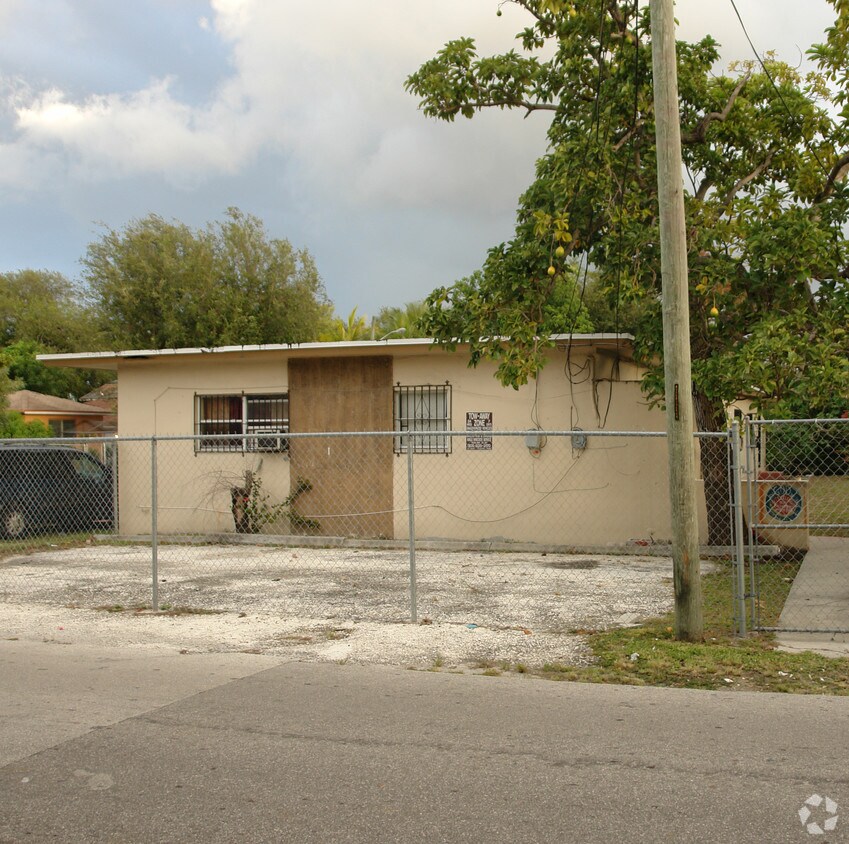 Building Photo - 5601 NE Miami Pl
