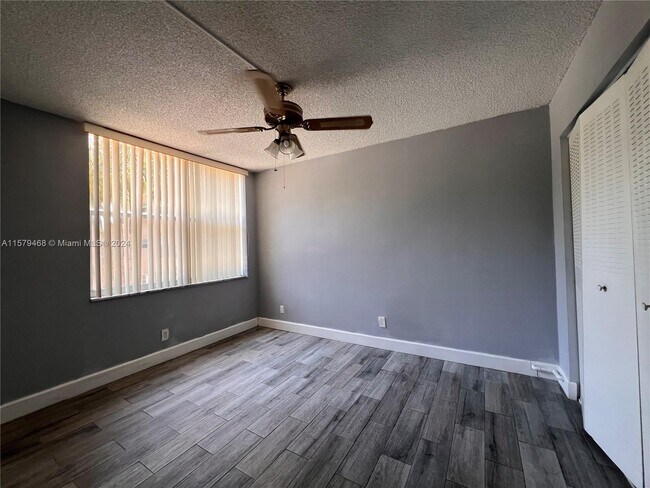 Foto del edificio - 9430 Live Oak Pl