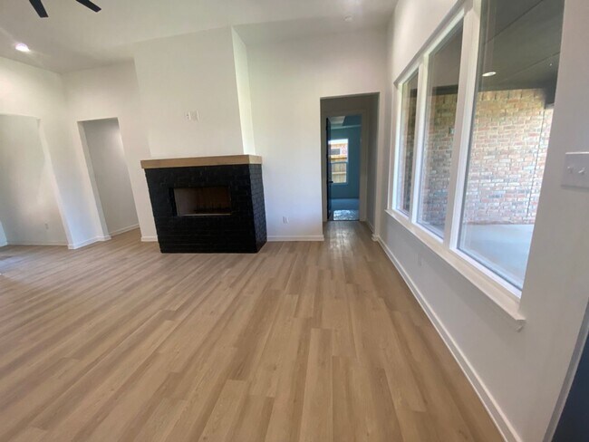 Foto del edificio - Stunning 4 Bedroom home in Wolfforth
