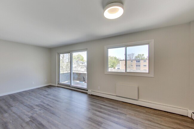 Photo du bâtiment - Recently Renovated 2 Bedroom 1 Bathroom Apartment!