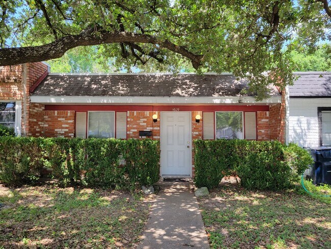 Building Photo - College Station (Townhome) 3 bedroom / 1.5 bath on TAMU Shuttle Route!
