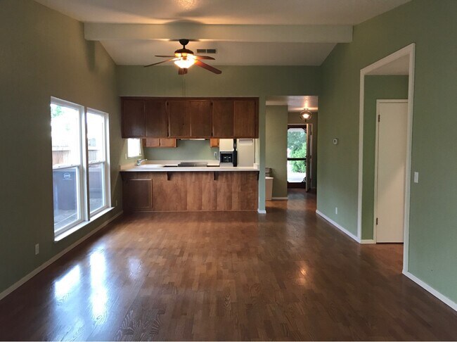 Building Photo - 3 Bedroom 1.25 bath Davis duplex in West D...