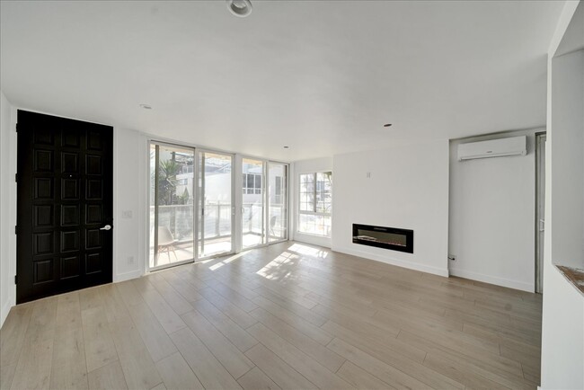 Building Photo - 15 Spinnaker St