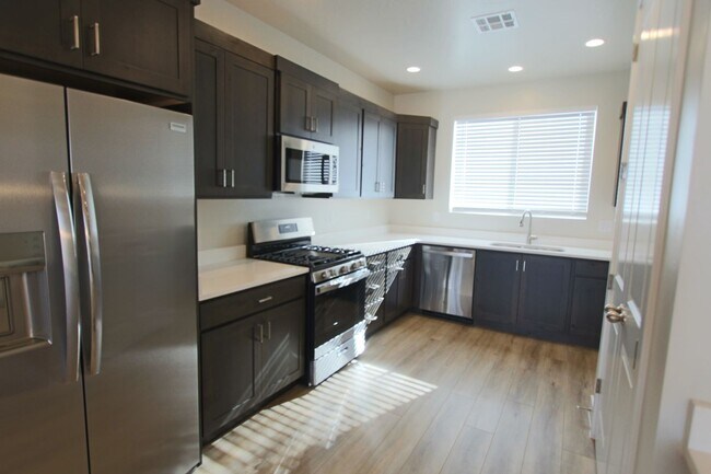 Foto del edificio - BRAND NEW: 2170+ SQFT and majestic VIEWS