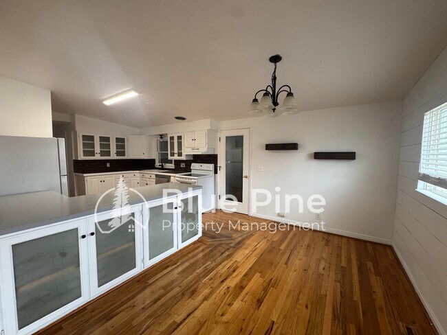 Foto del edificio - 1861 Gallup St