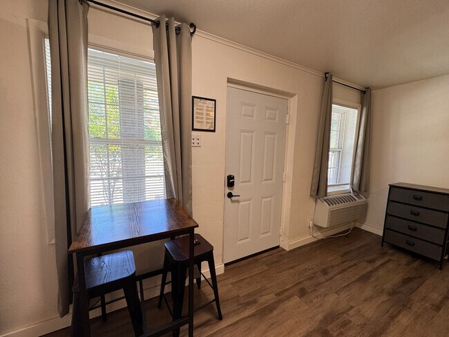 Foto del edificio - 806 S Elm St