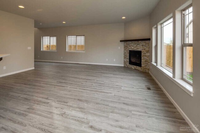 Building Photo - Spacious Home in Fieldstone Crossing, with...