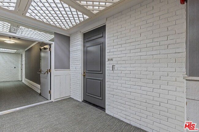 Foto del edificio - 1260 S Beverly Glen Blvd