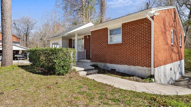 Building Photo - Single Story Brick home