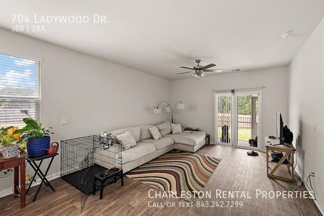 Foto del edificio - 704 Ladywood Dr