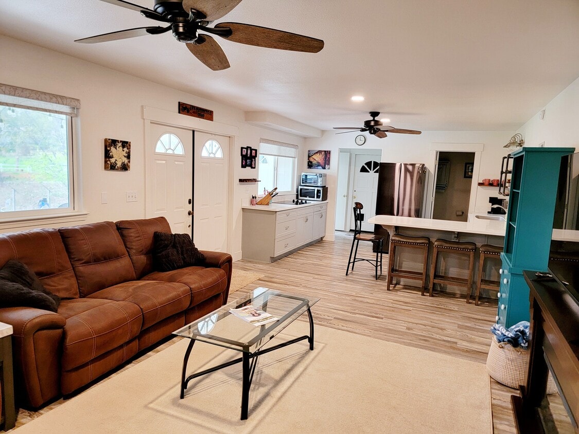 Spacious living area - 10301 Wolf Dr