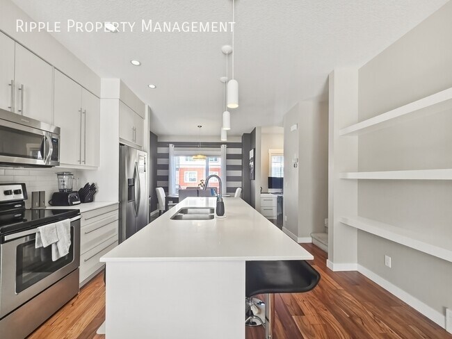 Photo du bâtiment - BRIGHT & SPACIOUS 3 BEDS, 2.5 BATHS TOWNHOUSE | PARK VIEW BALCONY