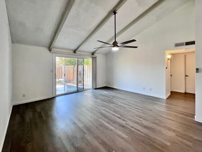 Building Photo - $2,200  Gettysburg & Blackstone, 2 Bedroom...