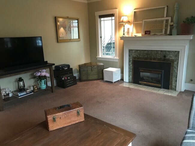 Sala de estar con chimenea de gas. - 1827 NE 11th Ave