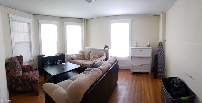 Building Photo - 4 br, 2 bath Apartment - 201 Lake St 1