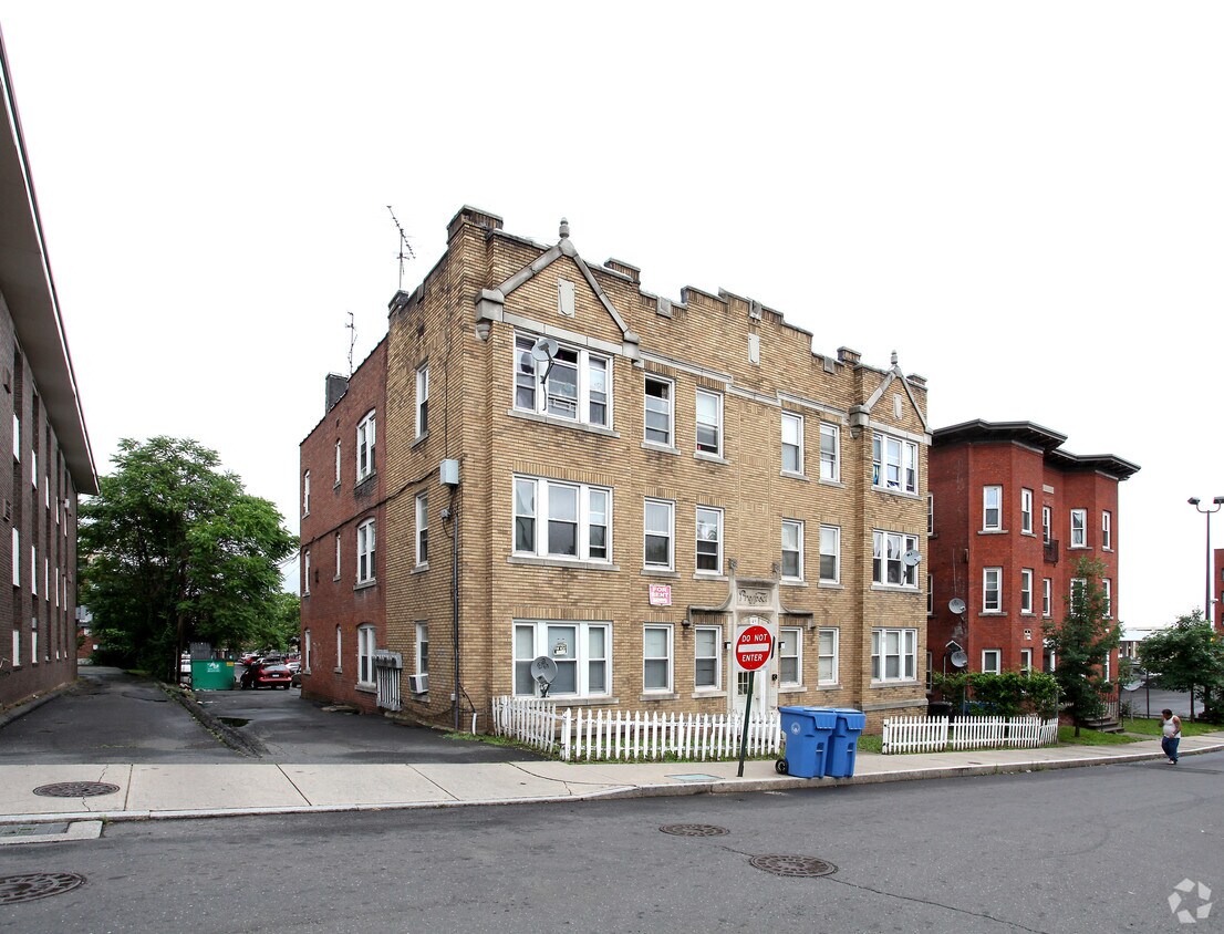 Primary Photo - 49 Walnut St