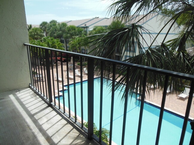 Building Photo - ONE BEDROOM ONE BATHROOM! Pool view!! WATE...