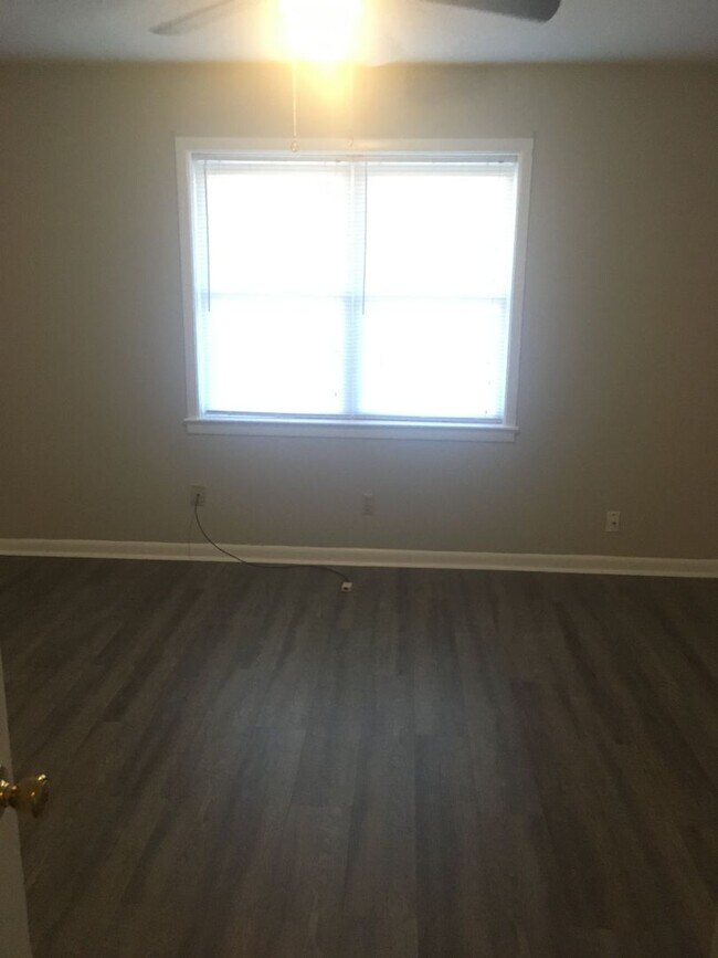 Building Photo - 3 bed 2 bath home