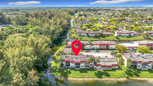 Foto del edificio - 235 Lake Dora Dr