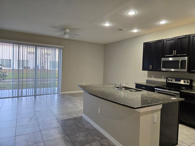 Foto del edificio - Lovely 3 BR, 2 BA Riverview Townhome!