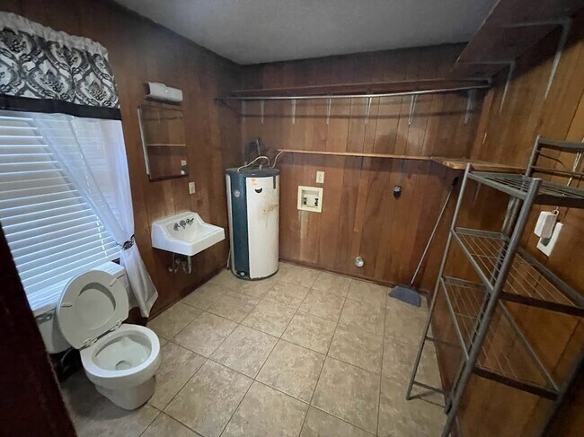 Building Photo - 2211 Barnesdale Wy