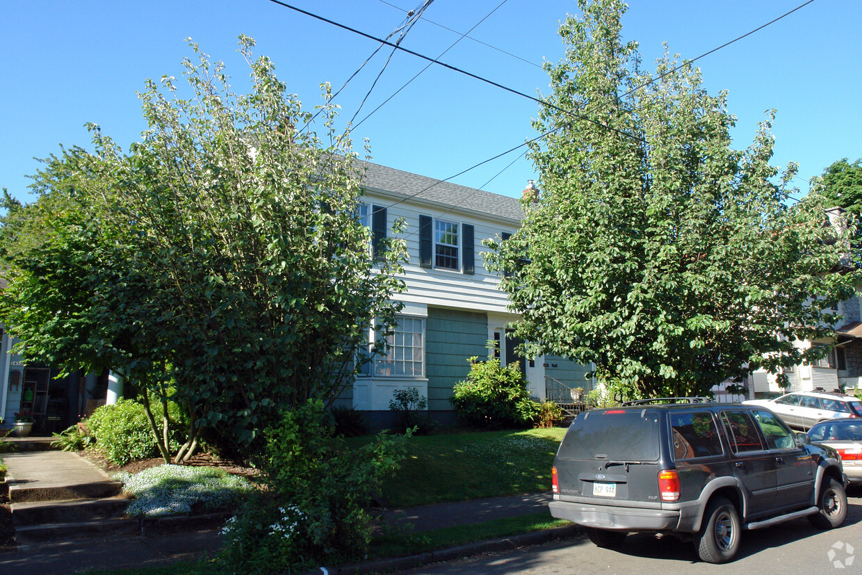 Building Photo - 2426 NE Weidler St