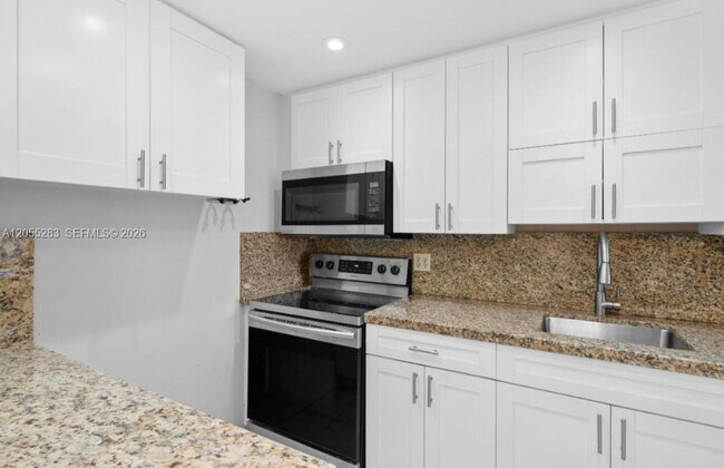 Foto del edificio - 920 NE 169th St