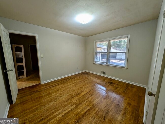 Building Photo - 170 Forest Rd