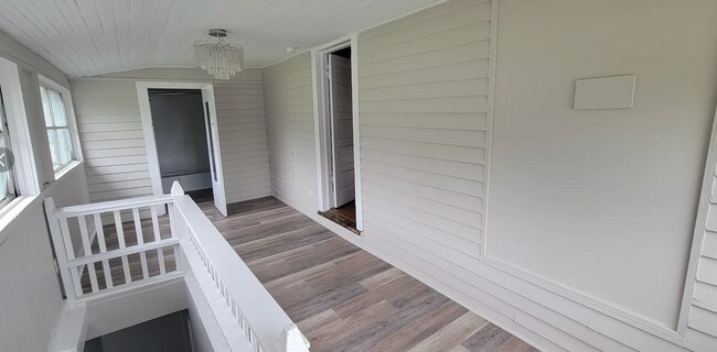 Solárium - Entrada a la Unidad B - 212 Summit St