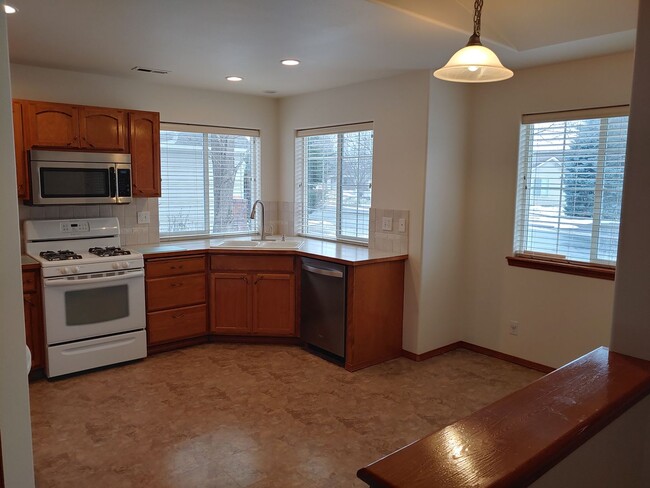 Building Photo - Two Bed/Two Bath Gated Community Home