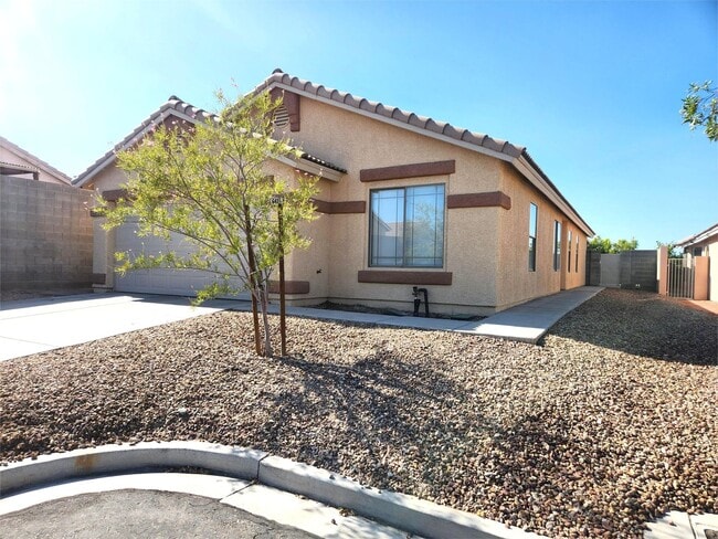 Building Photo - Single-Story Home with 2-Car Garage in Cul...