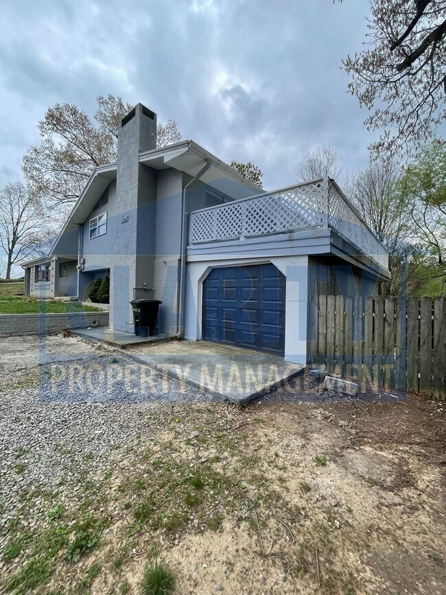 Building Photo - Large three bedroom home!