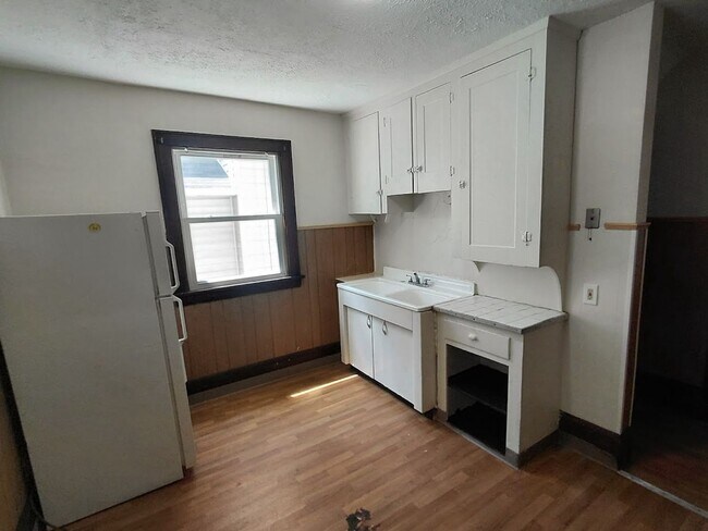 Building Photo - 98 E Mapledale Ave