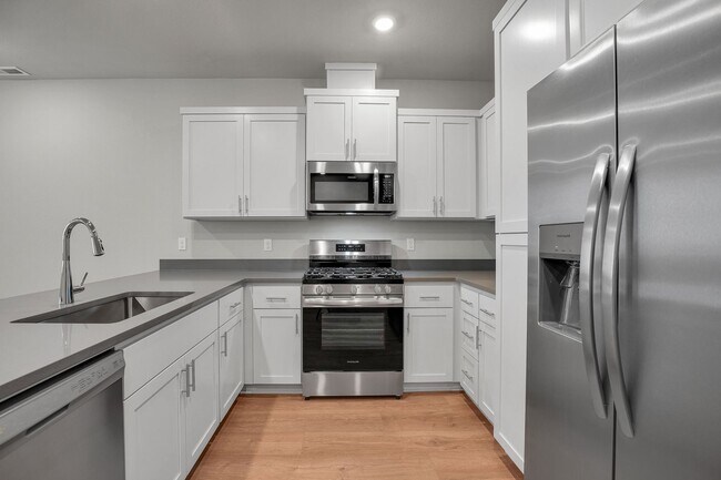 Foto del edificio - MODERN TIGARD TOWNHOME | ATTACHED 2-CAR GARAGE | FIREPLACE | PRIME LOCATION