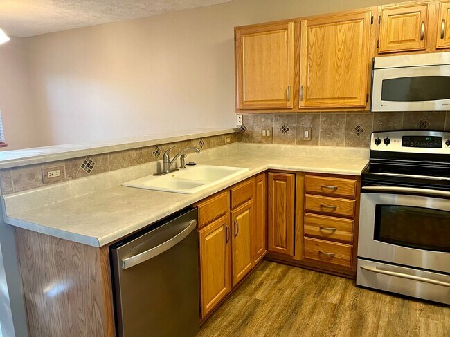 Foto del edificio - **AVAILABLE SOON**Beautiful 3 bed townhome off 84th & Holdrege