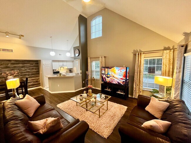 Foto del edificio - Spacious 1/1 Townhome with Loft in West Ch...