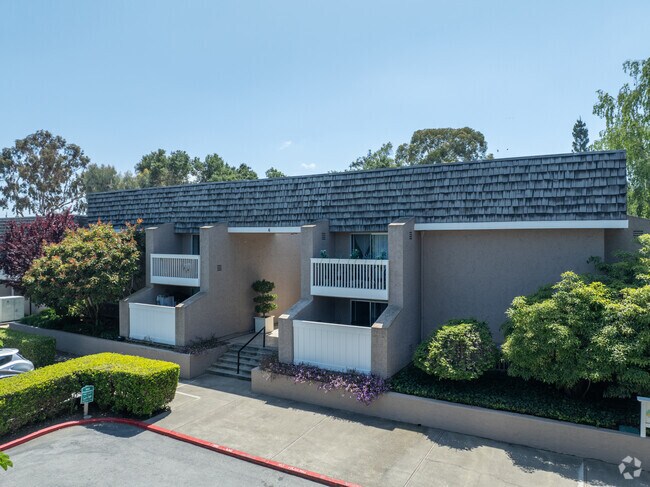 Foto del edificio - 675 Sharon Park Dr