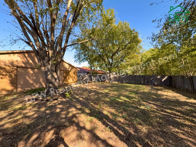 Foto del edificio - Cozy 3-Bedroom Home with Fireplace, Covered Patio & Large Fenced Backyard for Lease